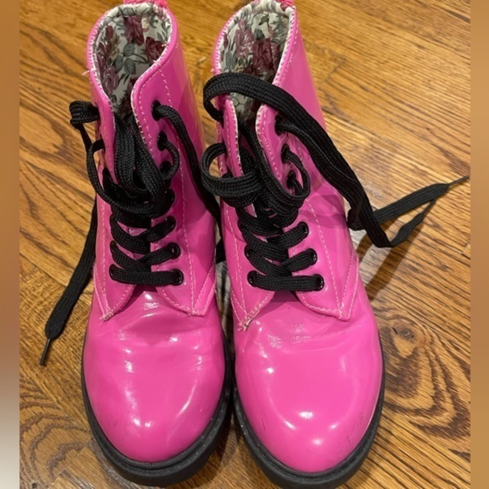 Girls patent‎ leather hot pink combat boots